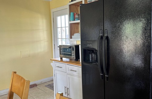 Kingsbury Cabin | Fun Family Countryside Tiny House with Pool