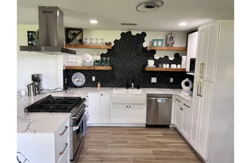 Laguna Park House | Fun, Family Friendly Home steps to Lake Whitney