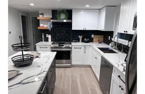 Laguna Park House | Fun, Family Friendly Home steps to Lake Whitney