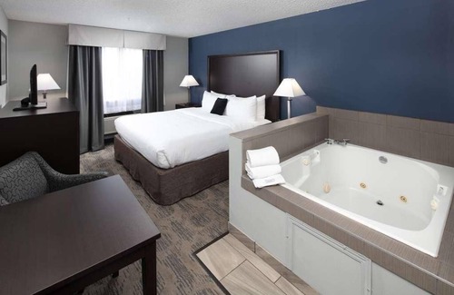 Sequim Hotel | Fun Family Getaway! Free Parking, Pool, Hot Tub & Spa, Nearby Casino!