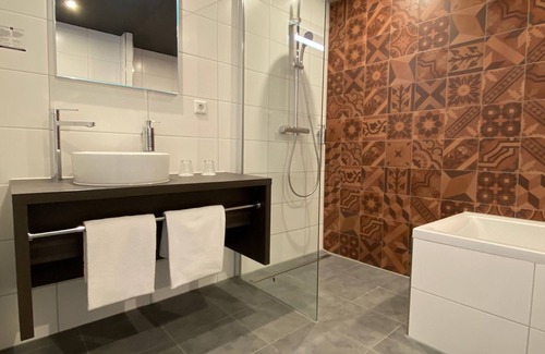 Emmen Hotel | Fun Filled Getaway | Steps from Rensenpark & Emmen's Museum of Tibetan Art