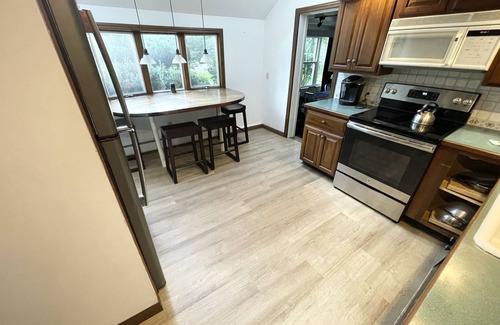 Williamstown House | Fun Filmmaker's Bungalow wPool & Pro Screening Room