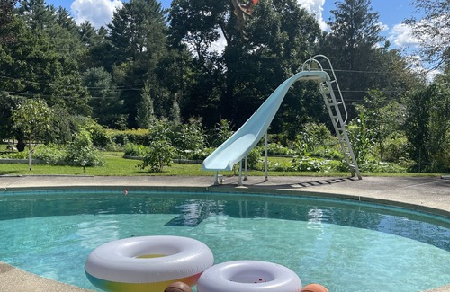 Williamstown House | Fun Filmmaker's Bungalow wPool & Pro Screening Room