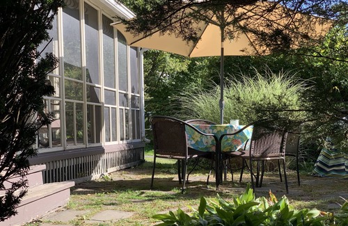 Williamstown House | Fun Filmmaker's Bungalow wPool & Pro Screening Room