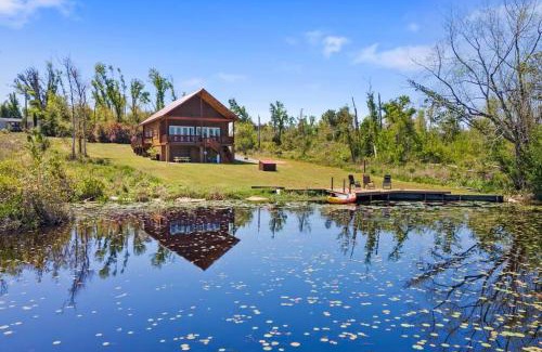 Youngstown House | Fun fishing river cabin 23mi to beach with private dock 3BD 2BA