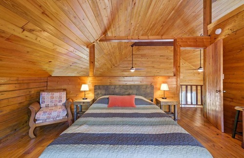 Youngstown House | Fun fishing river cabin 23mi to beach with private dock 3BD 2BA