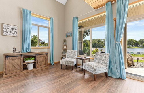 Lindstrom Cabin | FUN for ALL ages|Spacious 4 Bdrm|Lakefront|Gameroom