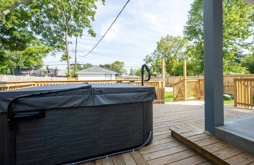Near Eastside House | Fun for Everyone w Hot Tub, BBQ, Patio