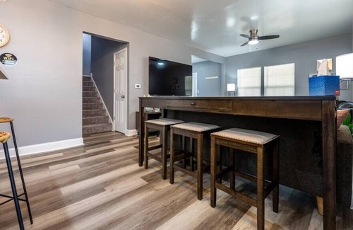 Near Eastside House | Fun for Everyone w Hot Tub, BBQ, Patio