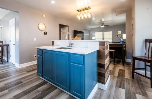 Near Eastside House | Fun for Everyone w Hot Tub, BBQ, Patio