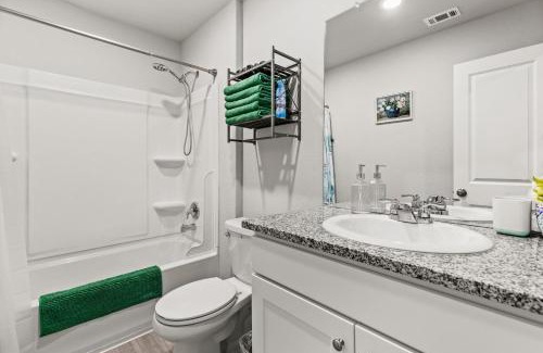 Southside House | Fun Games and Spacious 4BR House 3 ML to Lackland AFB close to SeaWorld