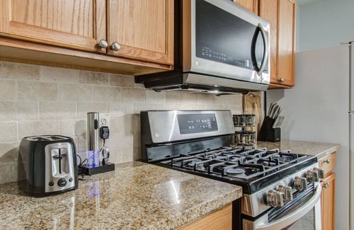 Houston House | FUN Getaway: 4BR, King Suite, Arcade, 2 SmartTVs