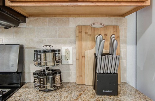 Houston House | FUN Getaway: 4BR, King Suite, Arcade, 2 SmartTVs