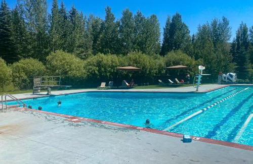 Elkhorn Village Apartment | Fun In the Sun Valley