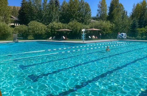 Elkhorn Village Apartment | Fun In the Sun Valley