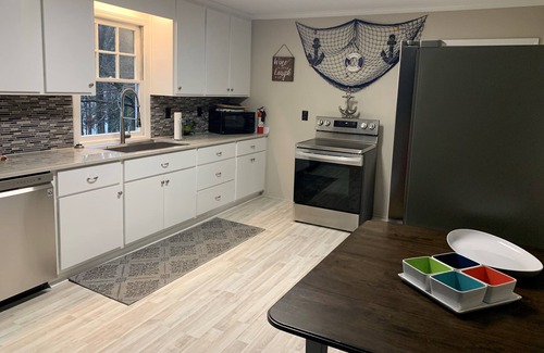 Fair Play Cottage | Fun Lake Home on a Peninsula with Personal Dock-30 min from Clemson!