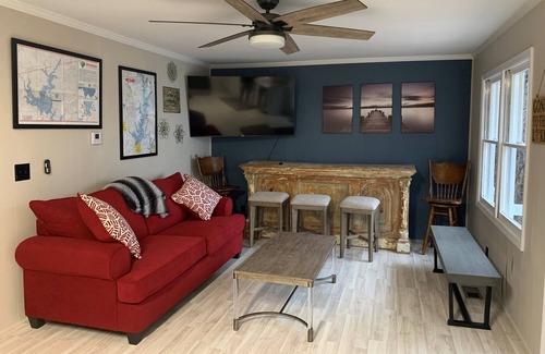 Fair Play Cottage | Fun Lake Home on a Peninsula with Personal Dock-30 min from Clemson!