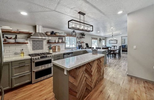 Cascade Cabin | Fun Modern Cabin Near Clear Creek Station
