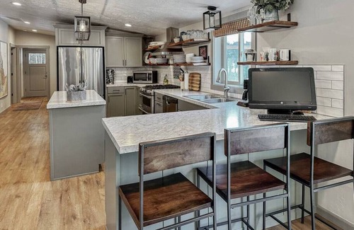 Cascade Cabin | Fun Modern Cabin Near Clear Creek Station