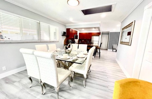North Andrews Gardens House | Fun Pool Home w/ping pong near Beaches/Airport