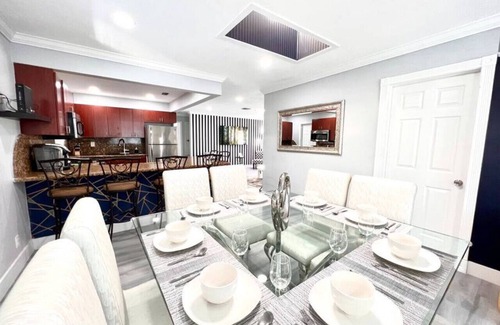 North Andrews Gardens House | Fun Pool Home w/ping pong near Beaches/Airport