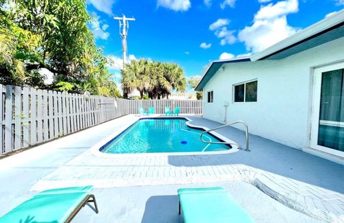 North Andrews Gardens House | Fun Pool Home w/ping pong near Beaches/Airport