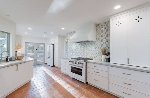Raskin Estates House | Fun Pueblo Estate for 16 with Backyard Oasis