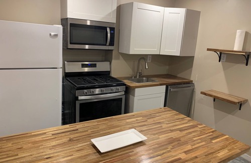 Omaha House | Fun & Relaxing 2BR/2BA Basement– Hot Tub, Sauna, Arcade & Projector, Sleeps 7
