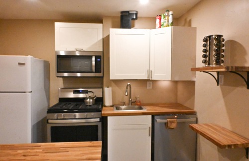 Omaha House | Fun & Relaxing 2BR/2BA Basement– Hot Tub, Sauna, Arcade & Projector, Sleeps 7