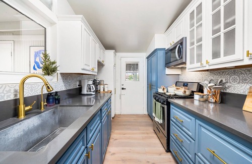 Southwest Anaheim House | Fun Retreat near Disney - Game room - King bed