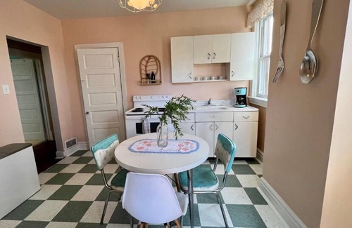 Bellevue Apartment | Fun Retro Apartment on Quiet Dead End Street Near Stage AE & Acrisure Stadium