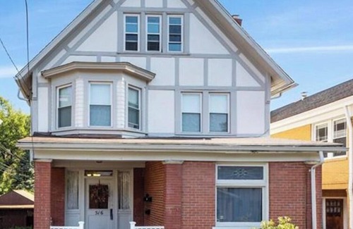 Bellevue Apartment | Fun Retro Apartment on Quiet Dead End Street Near Stage AE & Acrisure Stadium