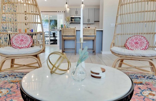 Desert Hot Springs House | Fun Vacation Getaway! Saltwater pool +jacuzzi ~ Game Room