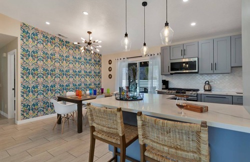 Desert Hot Springs House | Fun Vacation Getaway! Saltwater pool +jacuzzi ~ Game Room