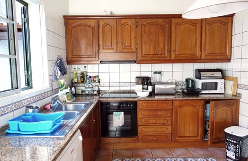 Sao Martinho Villa | Funchal cozy VILLA, 1 km to sea & city, WIFI, garden, garage, BBQ AL402