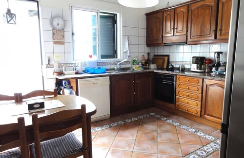 Sao Martinho Villa | Funchal cozy VILLA, 1 km to sea & city, WIFI, garden, garage, BBQ AL402