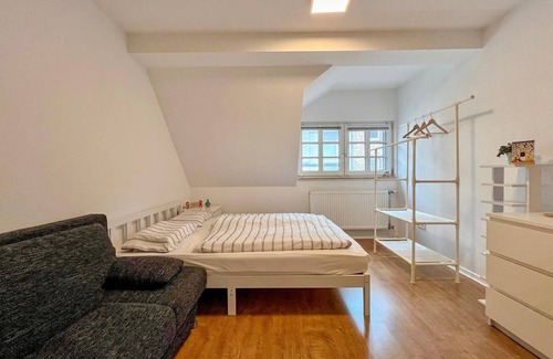 Dreikonigenviertel Bed & Breakfast | Functionally furnished room