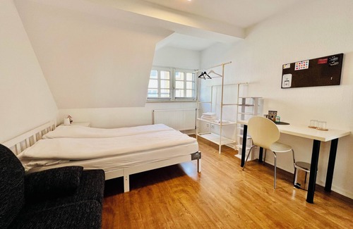 Dreikonigenviertel Bed & Breakfast | Functionally furnished room