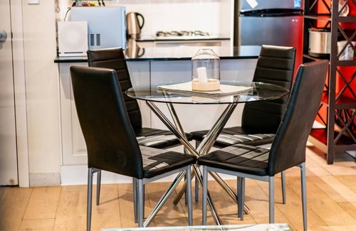 Brookvale Apartment | Funda Place Leafy Hideout in Northern Beaches
