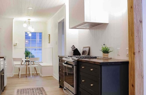 Dallas House | Funky 3BR Cottage w/Private Mini Golf + Fire Pit