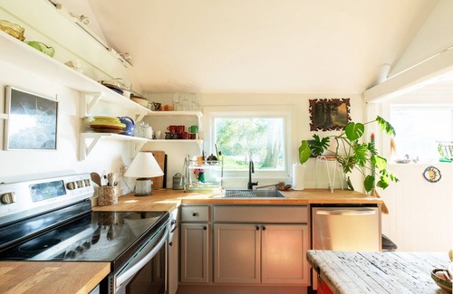 Durham Other | Funky abode with a fireplace place for a small family or artists- pet-friendly!