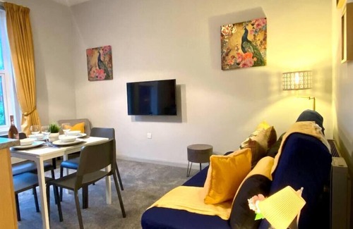Westbourne Condo | Funky Apartment - 5 minute walk to the beach!