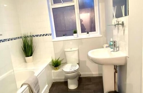 Westbourne Condo | Funky Apartment - 5 minute walk to the beach!