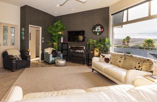 Hatfields Beach House | Funky Beach House with sea and country views