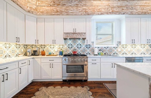 East Riverside House | Funky Colorful House w Heated Pool 4br|3ba