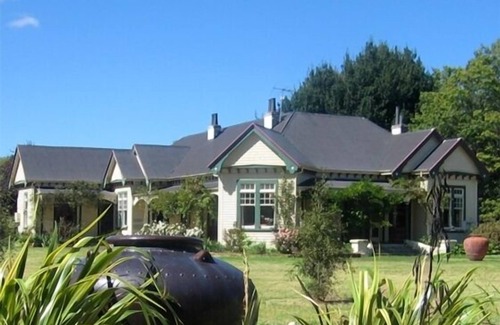 Waipara House | Funky idyllic Barn with private spa/swimming pool