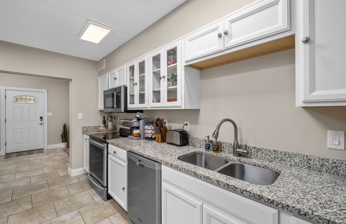 Gainesville House | Funky MINI GOLF Home filled with Amenities