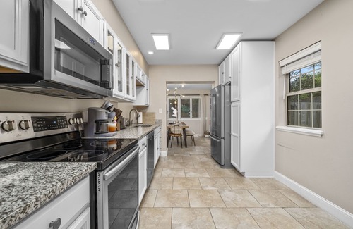 Gainesville House | Funky MINI GOLF Home filled with Amenities