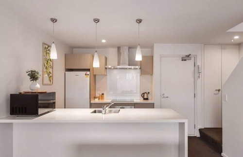 Christchurch City Centre Apartment | Funky Spacious 2Bdrms 2Bthrms Free Covered Park.
