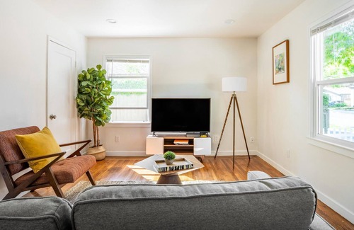 Shoreline West House | Furnished 1BR in Mountain View w/ Yard & Parking